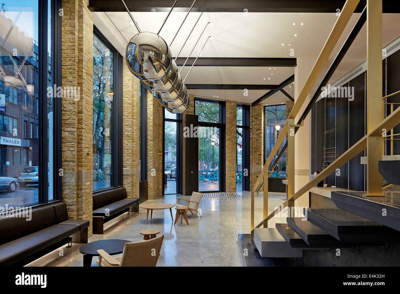 Buckley Gebäude, London, Vereinigtes Königreich. Architekt: BuckleyGrayYeoman, 2014. Eingangs-Foyer mit Fenestration und original bric Stockfoto