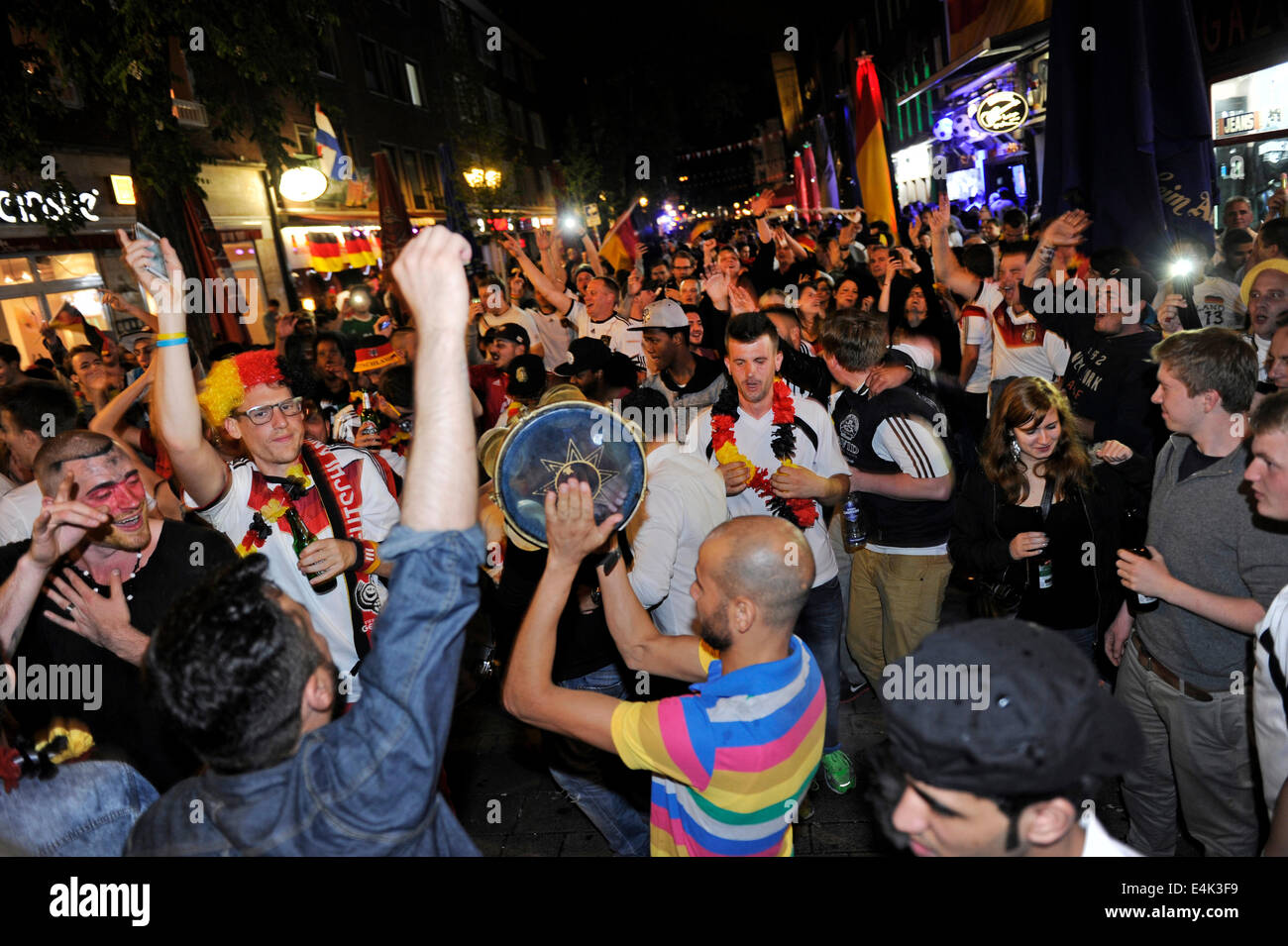 Autoparade und feiern Fans in Düsseldorf, Deutschland nach dem Finale der Weltmeisterschaft in Brasilien. Stockfoto