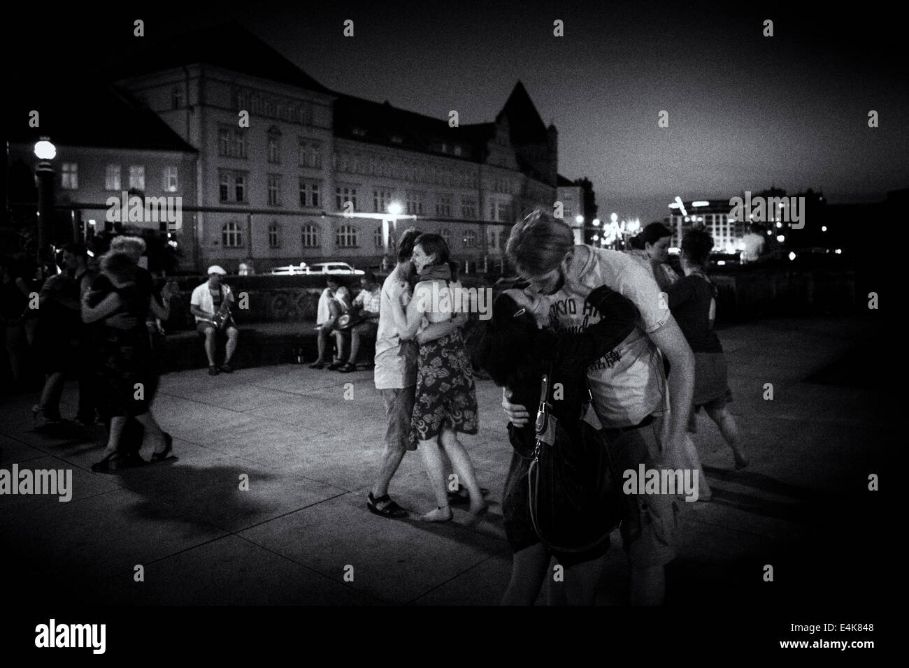 Küssende Paar während Tango tanzen spät in die Nacht im Freien auf der Straße in Berlin (Deutschland) Stockfoto