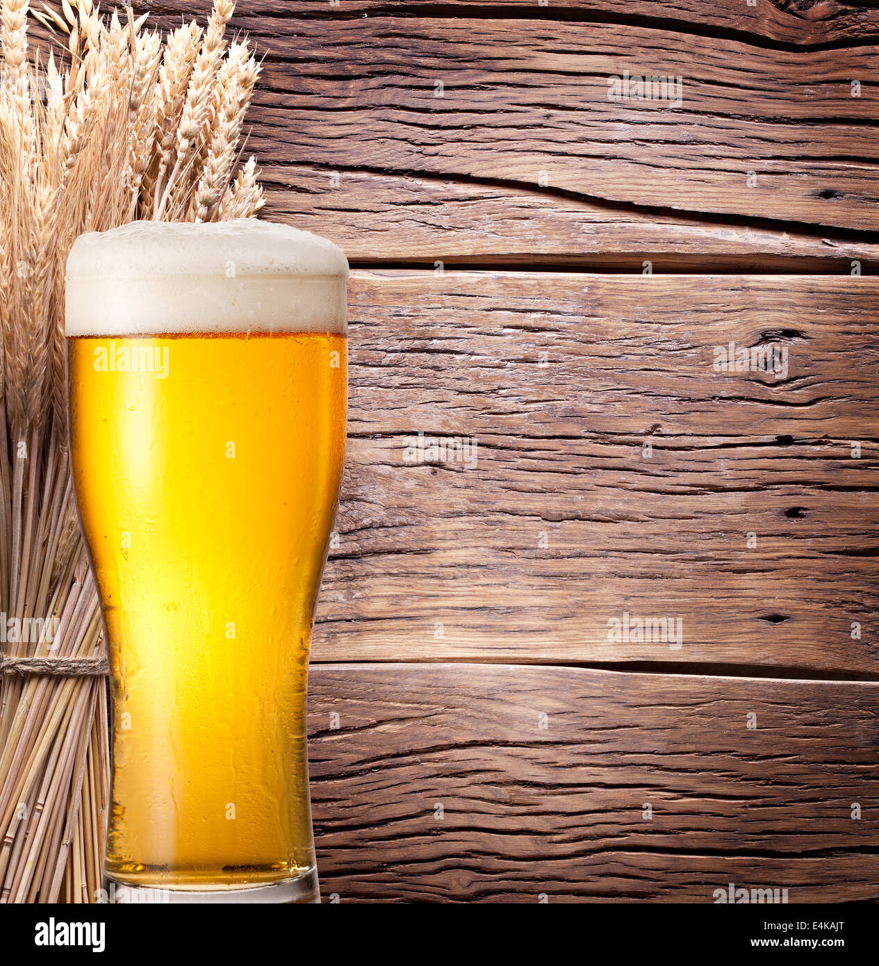 Ohren von Weizen & Bier Glas auf alten Holztisch. Stockfoto