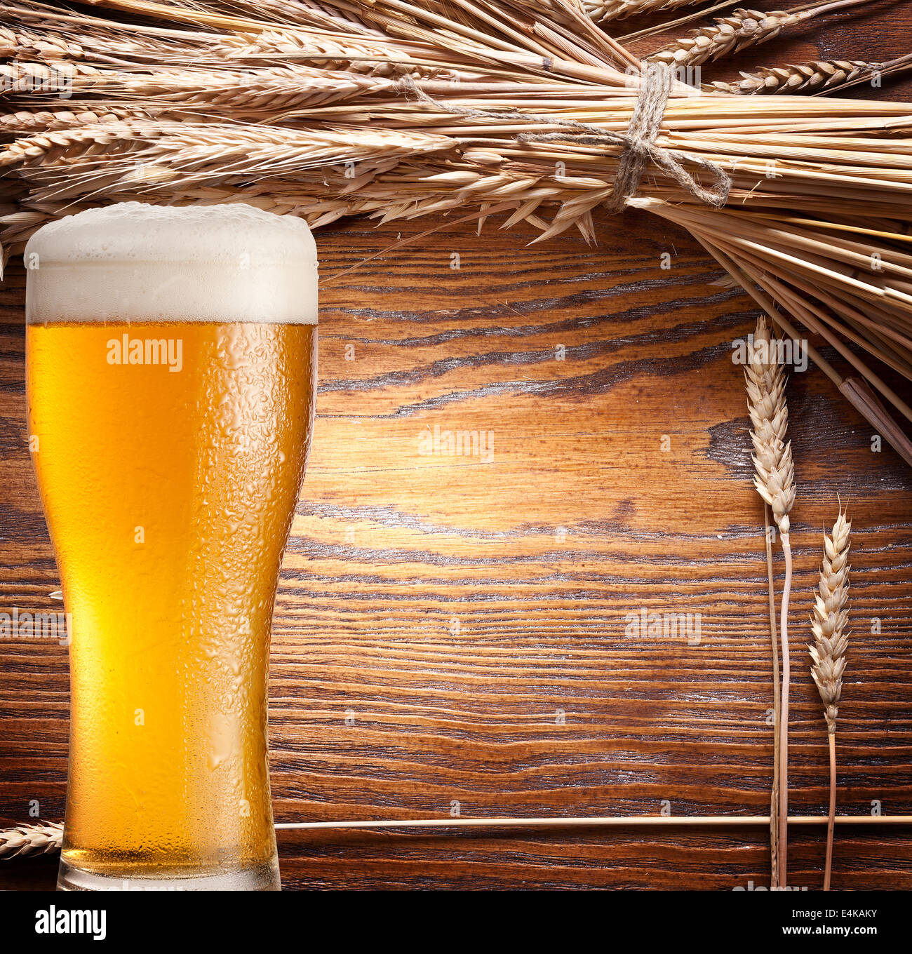 Ohren von Weizen & Bier Glas auf alten Holztisch. Stockfoto