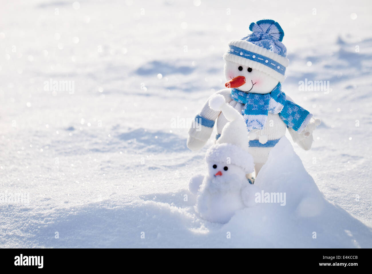 Zwei Schneemann auf einem verschneiten Hintergrund. Stockfoto