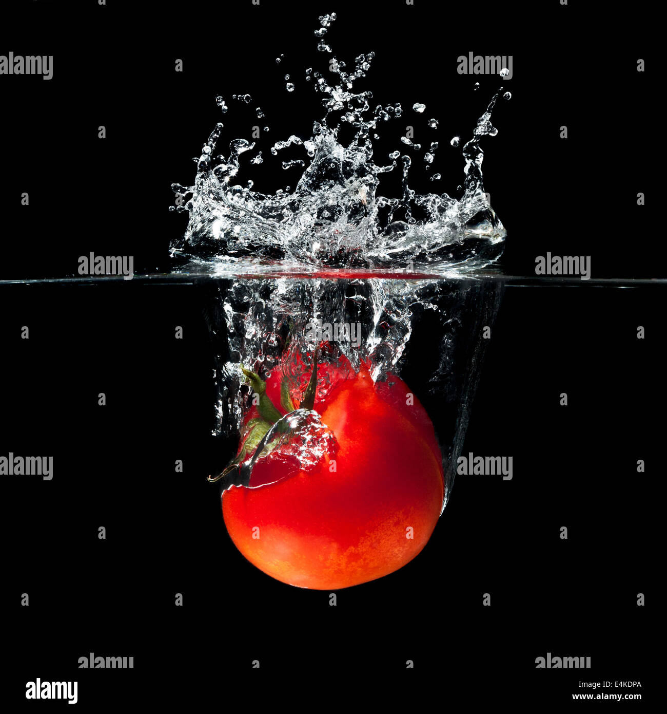 High-Speed Fotografie Tomate planschen im Wasser Stockfoto