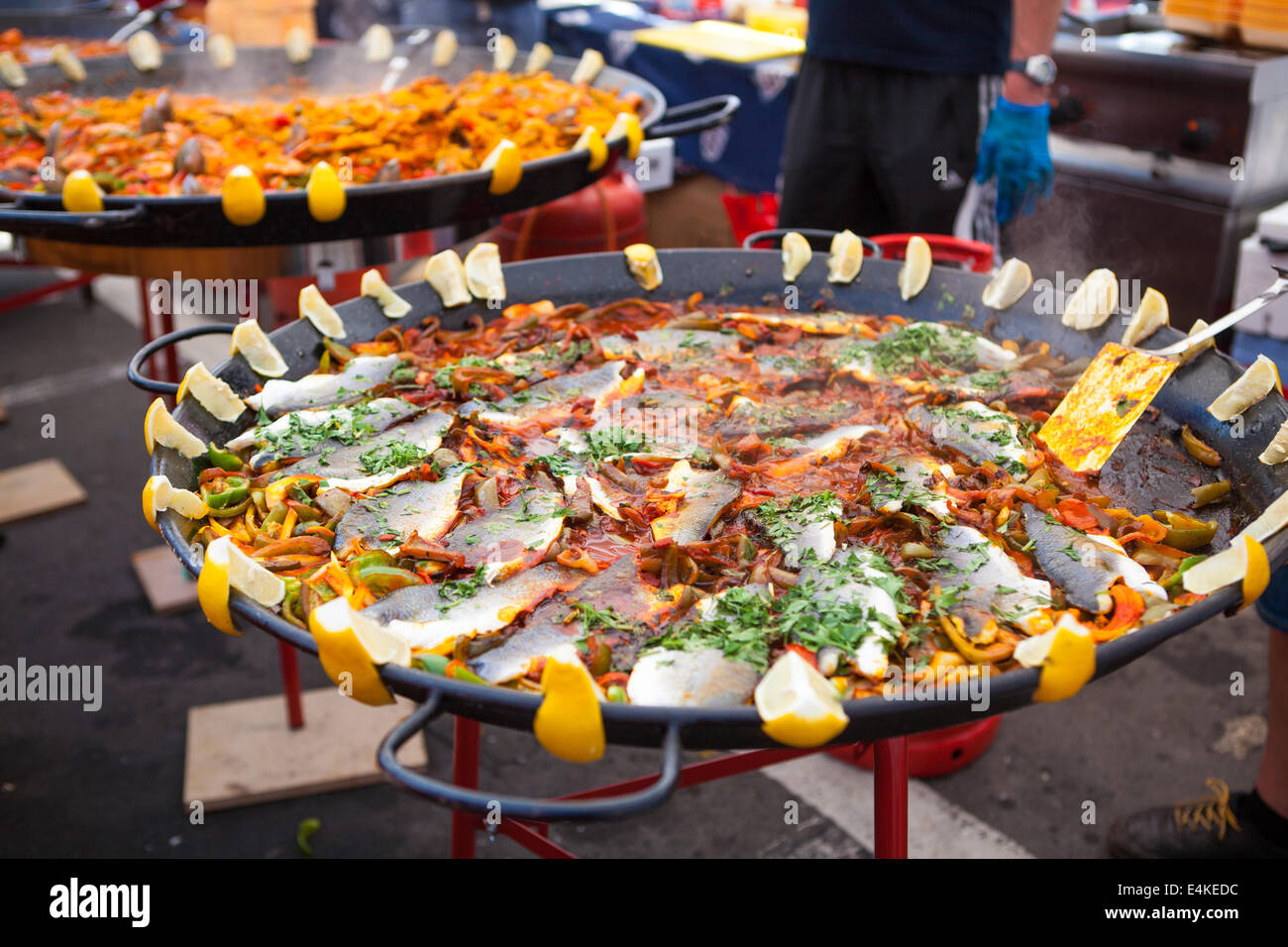 Meeresfrüchte-Paella im TheDorset Seafood Festival. Weymouth, Dorset UK Stockfoto