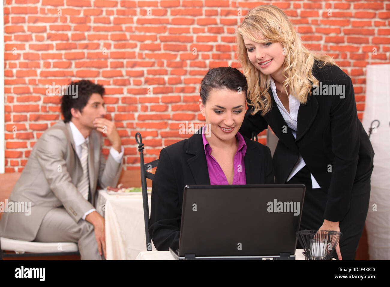 Porträt von zwei Geschäftsfrauen im restaurant Stockfoto