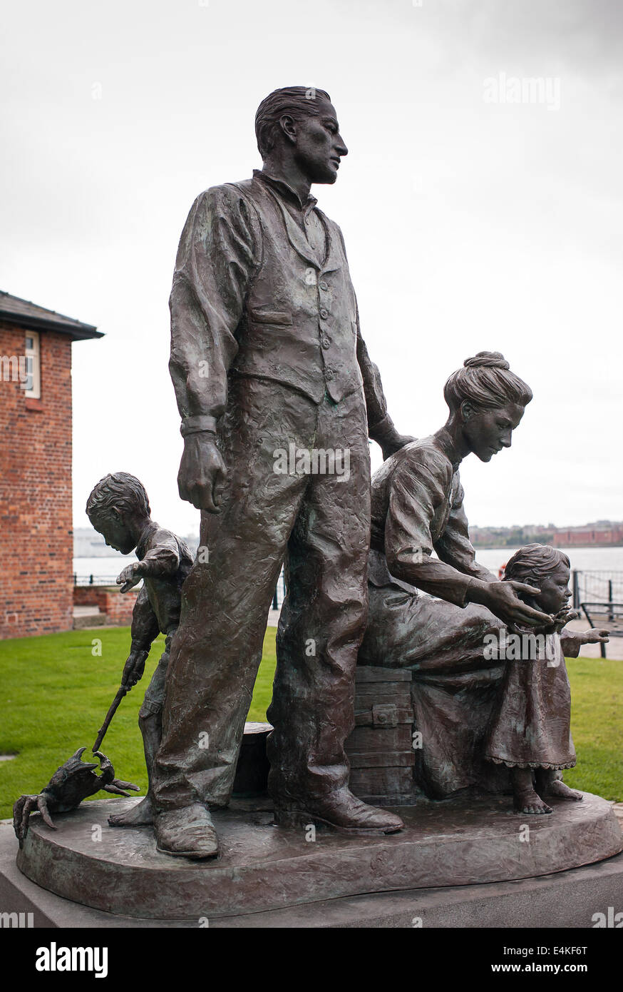 Statue in Liverpool Darstellung Auswanderer Familie bestimmt für ein neues Leben im Ausland möglicherweise Nordamerika Stockfoto