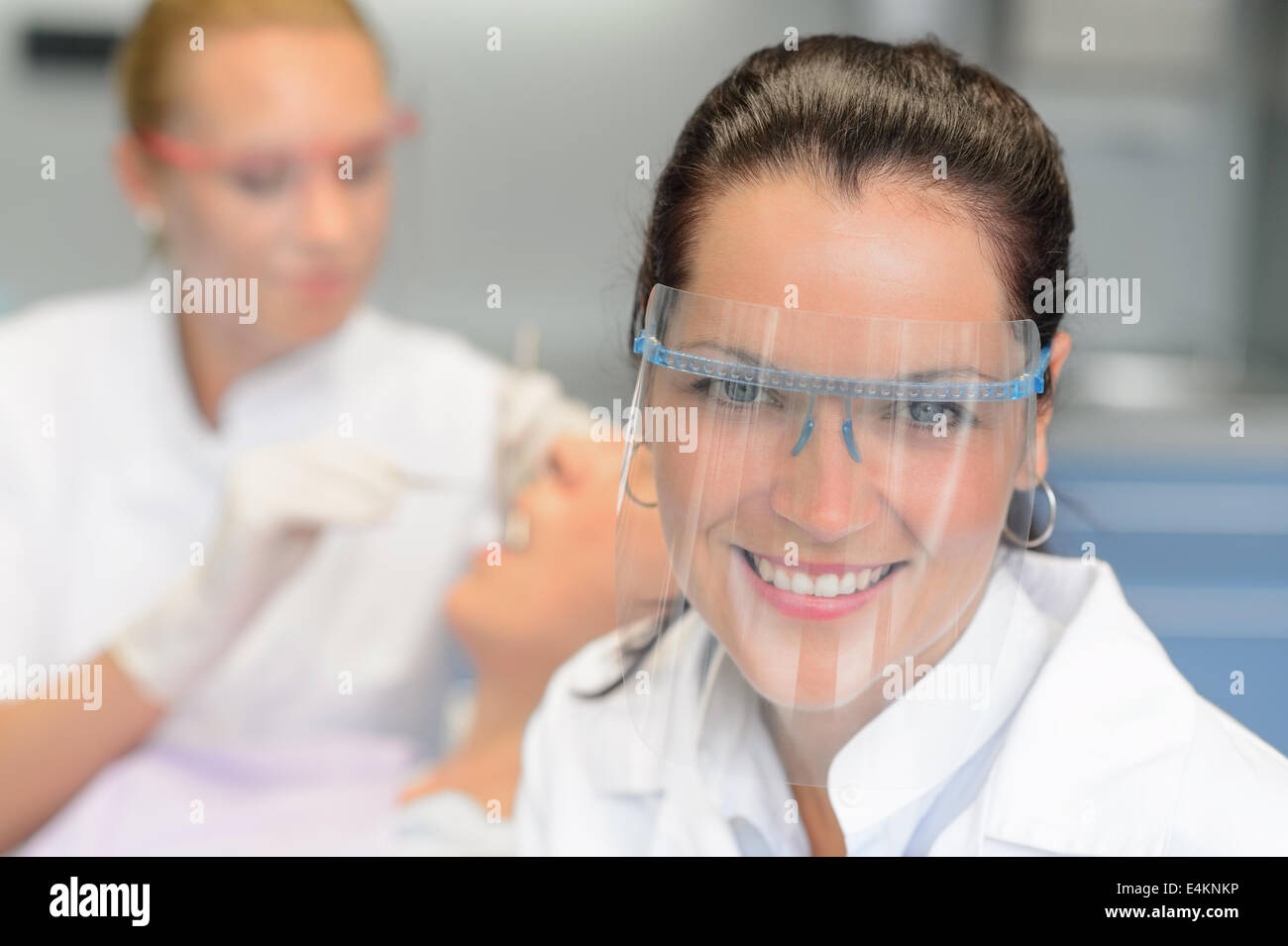 Professioneller Zahnarzt mit Schutzbrille Patienten Frau dental checkup Stockfoto
