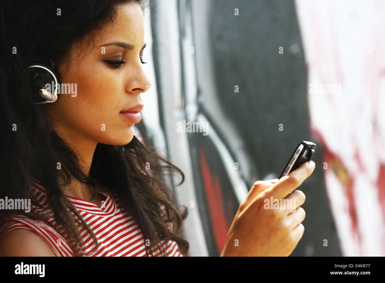 Junge schöne Mädchen anhören von MP3-player Stockfoto