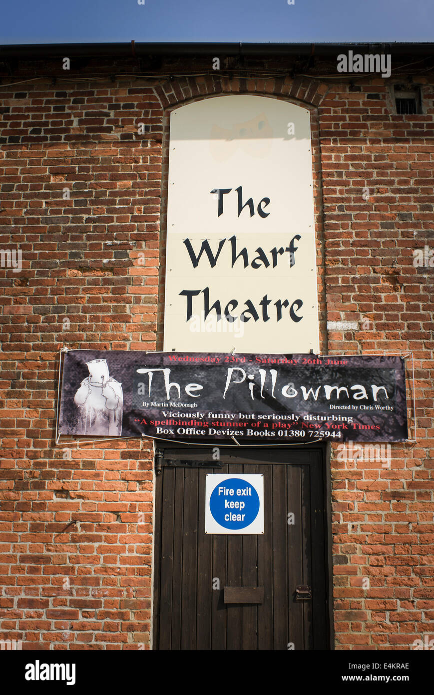 Bühneneingang Eingang in das Wharf Theatre in Devizes, UK Stockfoto