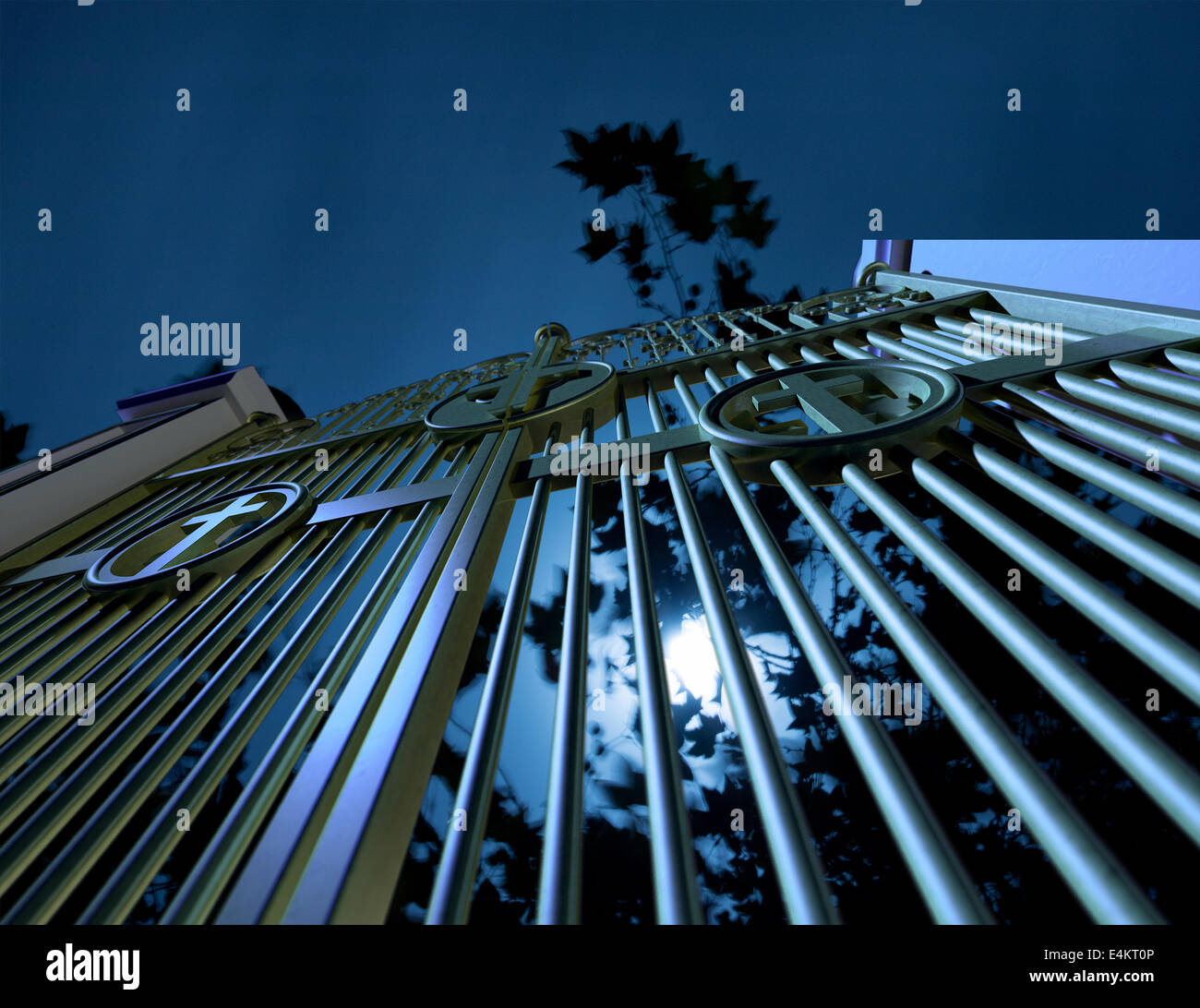 Der Begriff Darstellung religiöser Friedhofstor nachts auf einem mondhellen unheimliche Hintergrund mit Bäumen Stockfoto