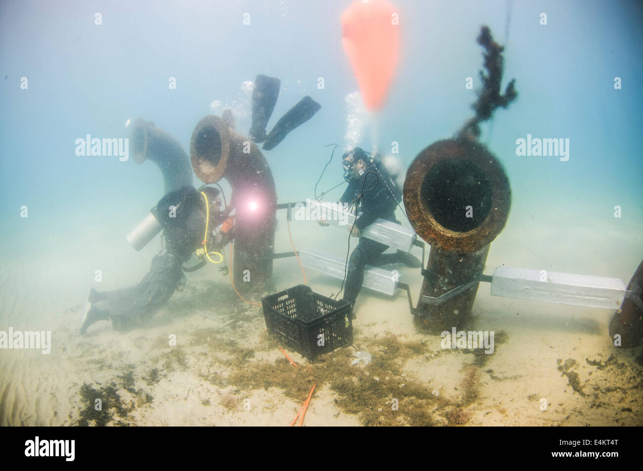 Sole Entlastung Rohr und Vent aus einer Meerwasserentsalzungsanlage auf dem Meeresboden in einer Entfernung von 300 Meter vom Ufer entfernt. Sole-Entlastung Stockfoto