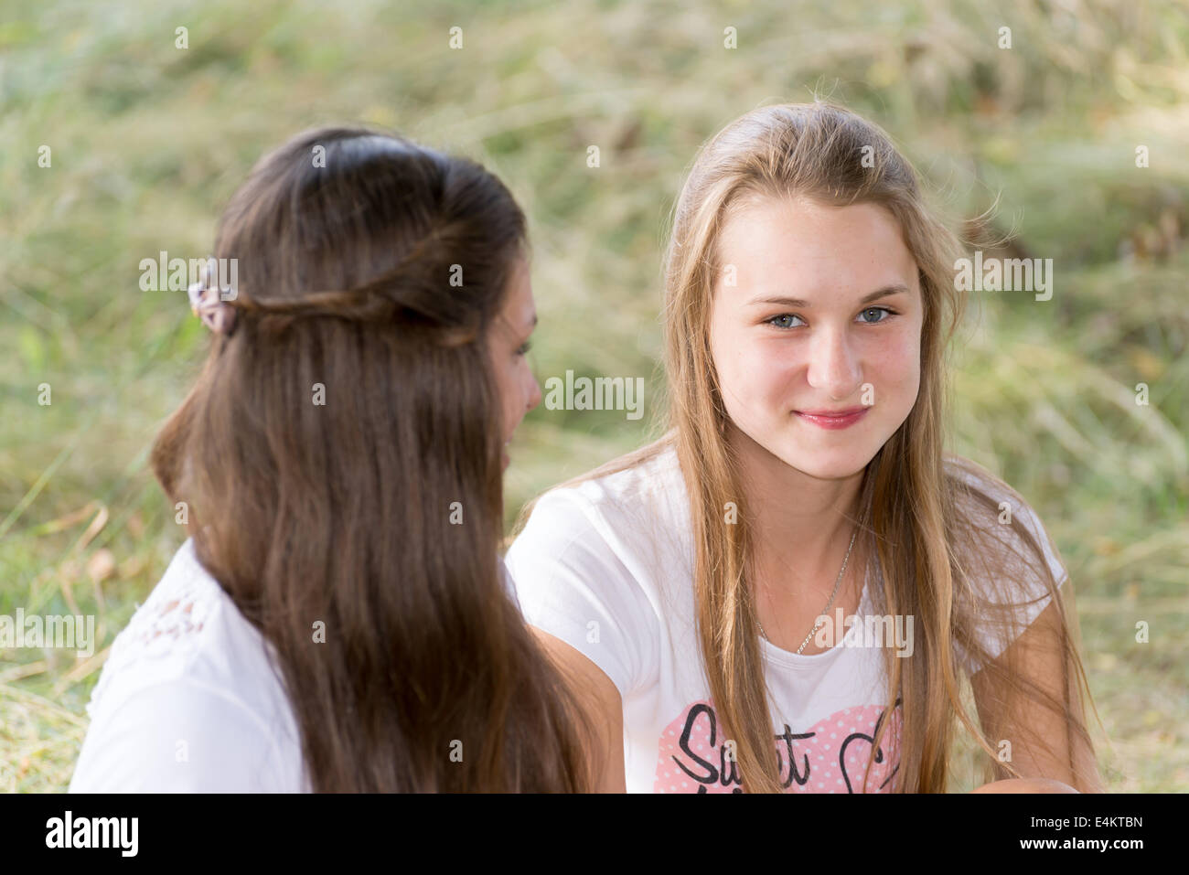 Zwei Mädchen von 14 Jahren über die Natur Stockfoto