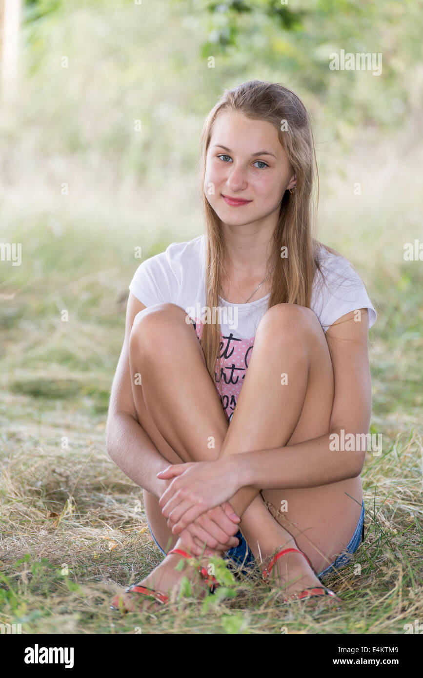 Porträt eines Mädchens 14 Jahre in der Natur Stockfoto