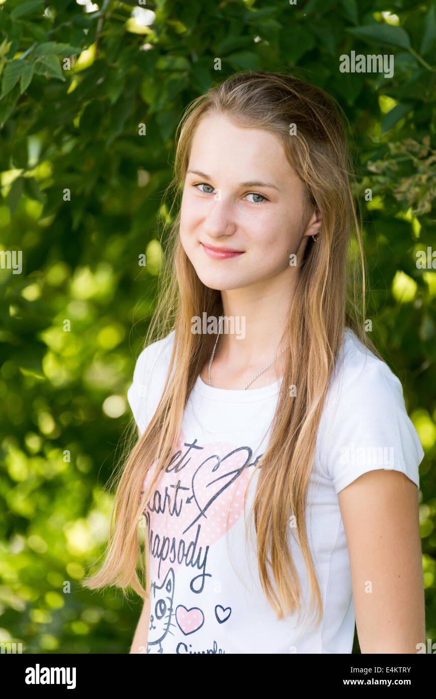 Porträt eines Mädchens 14 Jahre in der Natur Stockfoto