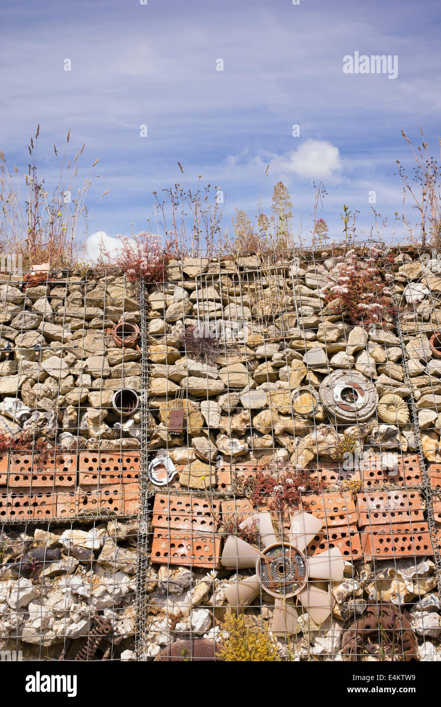 Insekt Mauer in einem Garten für die Förderung von Insekten in den Garten am Butterfly World Projekt, England Stockfoto