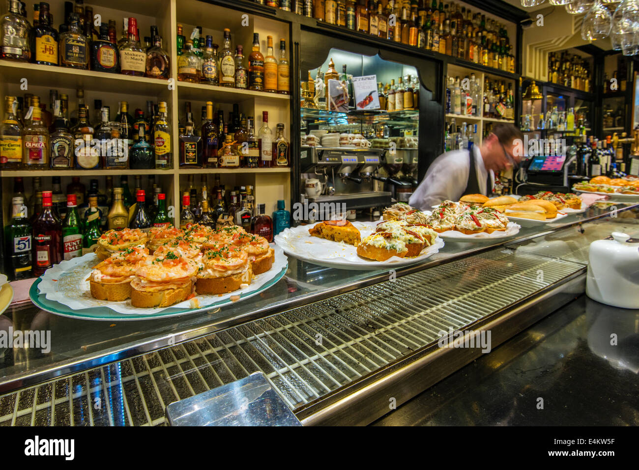 Pinchos oder Pintxos serviert in einer Bar von Bilbao, Vizcaya, Baskenland, Spanien Stockfoto