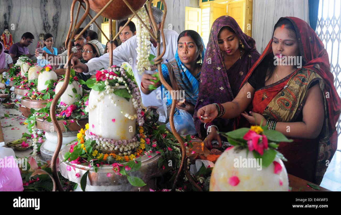 Die hinduistischen Anhänger bieten Gebet Shivling während der ersten Montag von Shawan Hindus Kalender in einem Tempel in Allahabad. Sawan ist der fünfte Monat im Kalender der Hindus und gilt als der heiligsten Monat des Jahres. Die Einhaltung dieses Festes ist Lord Shiva gewidmet. Bildnachweis: Prabhat Kumar Verma/Pacific Press/Alamy Live-Nachrichten Stockfoto