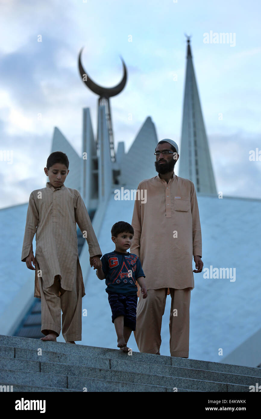 Diener auf den Stufen des König-Faisal-Mosque in Islamabad, Pakistan Stockfoto