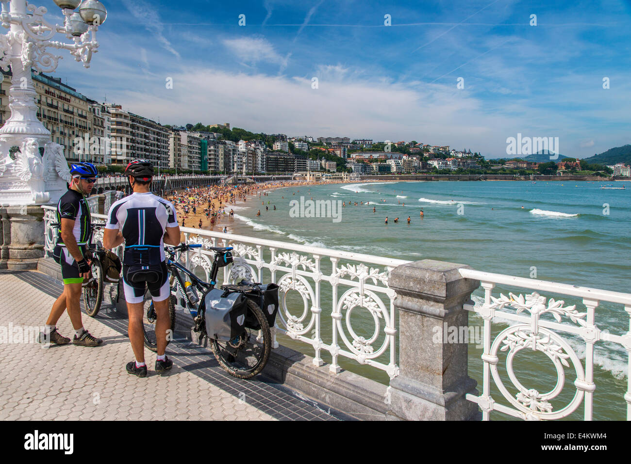Zwei Caucasiam männliche Radfahrer entlang der Corniche, Donostia-San Sebastián, Gipuzkoa, Baskisches Land, Spanien Stockfoto