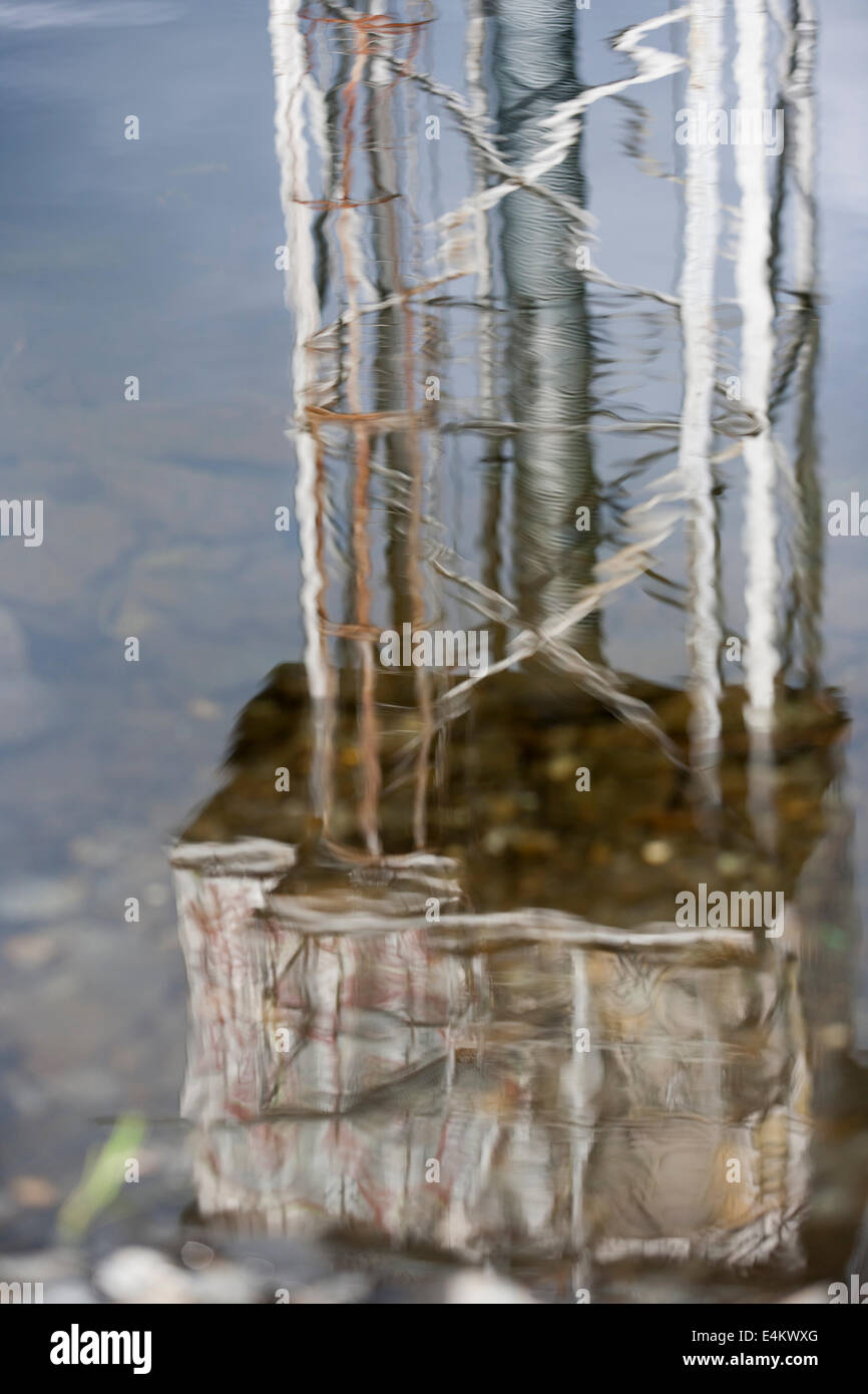 Turm Reflexion über Wasser Stockfoto
