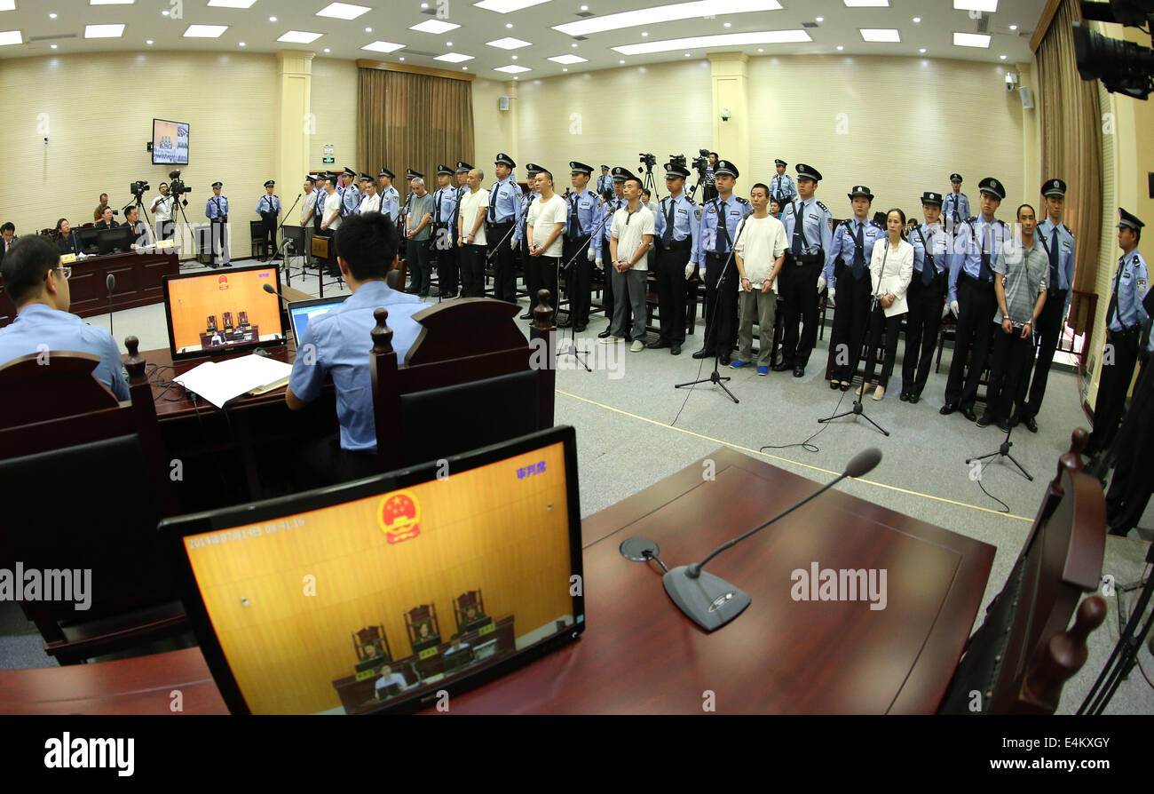 Xianning, Chinas Provinz Hubei. 14. Juli 2014. Das höhere Volksgericht Hubei hört die Attraktivität der ehemaligen Bergbau-Tycoon Liu Han an der mittleren Menschen Gericht Xianning City, Zentral-China Hubei Provinz, 14. Juli 2014. Liu und sein Bruder Liu Wei wurden zum Tod im Mai dieses Jahres für die Organisation und führen eine kriminelle Organisation sowie Mord verurteilt. © Pang Xinglei/Xinhua/Alamy Live-Nachrichten Stockfoto