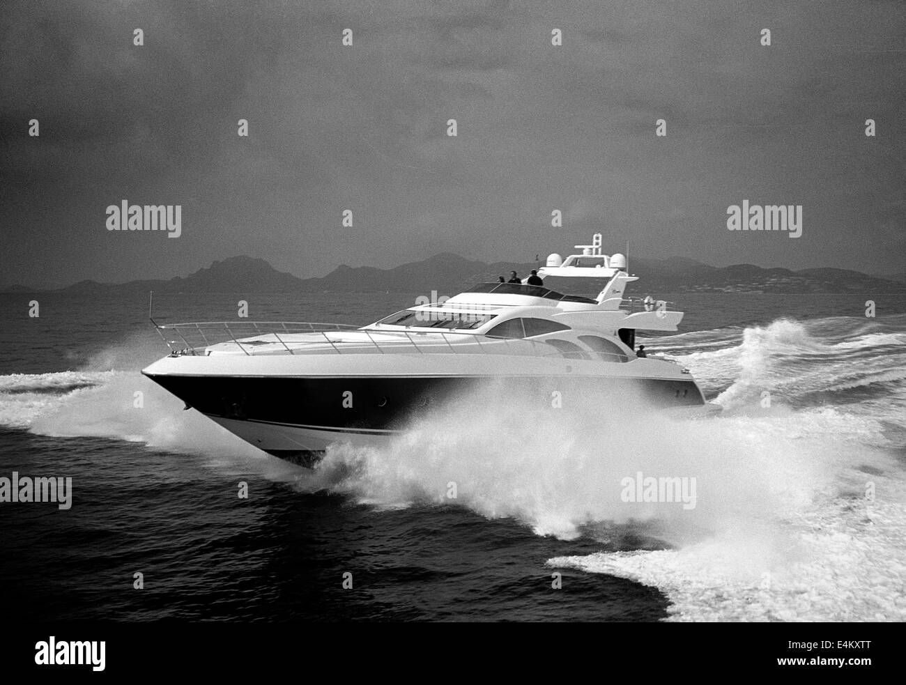 AJAXNETPHOTO-2002. CANNES, FRANKREICH-AZIMUT SPEED-AZIMUT-BENETTI'S NEUER LEONARDO 98 ZEIGT SEINE STÄRKE VOR CANNES. FOTO: JONATHAN EASTLAND/AJAX. REF:21009/23. Stockfoto