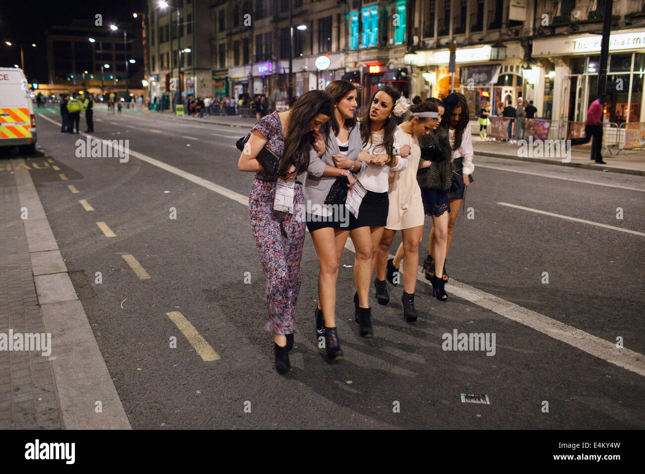 Eine Gruppe von jungen Frauen an einem Wochenende Nacht in Cardiff, Wales, UK Stockfoto