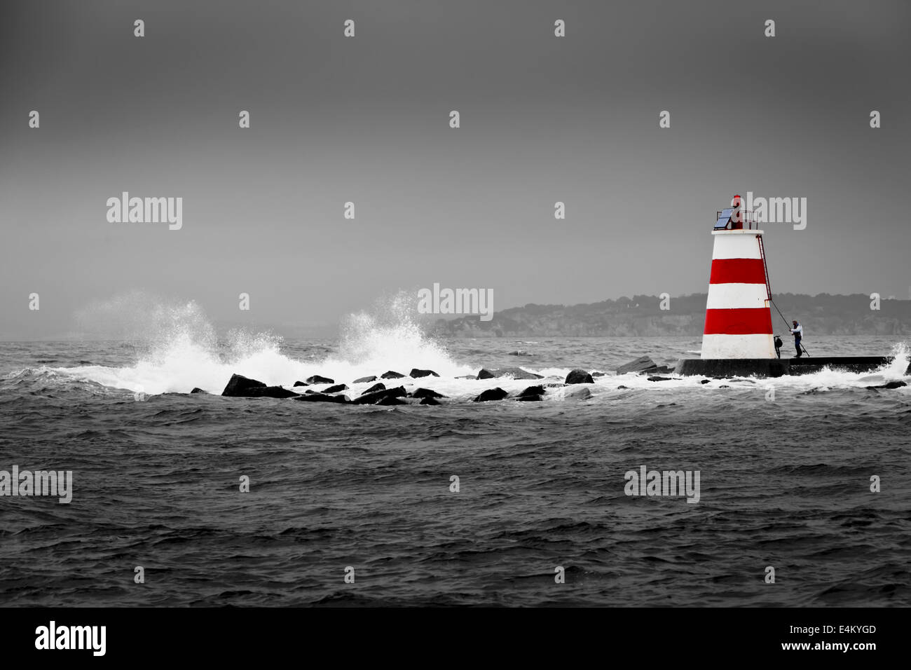 Portimao Wellenbrecher in schwarz und weiß mit Leuchtturm in Farbe Stockfoto