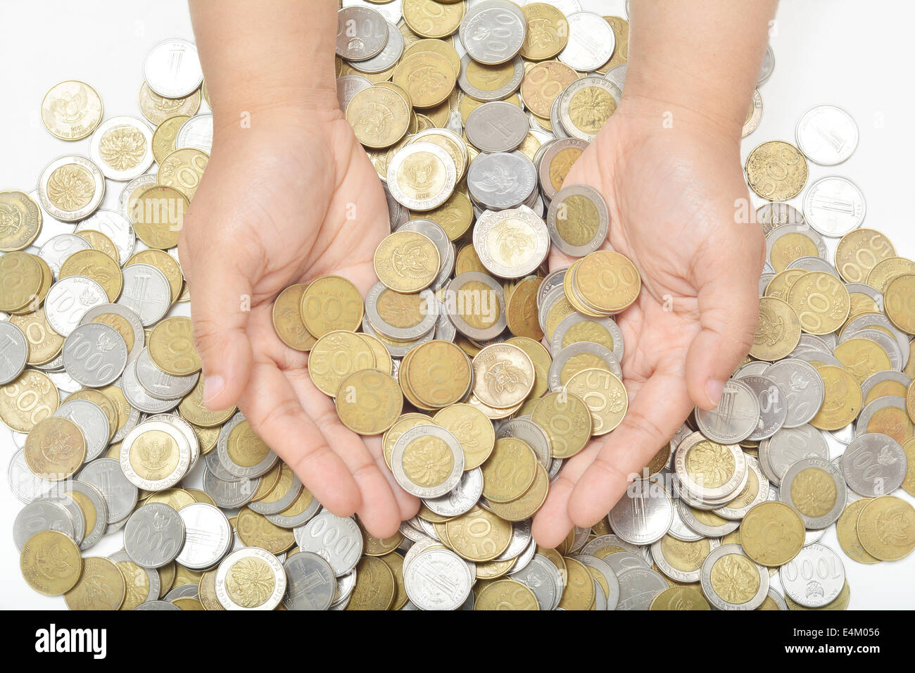 Handbewegung für raffte Münzen vom Stapel. Stockfoto
