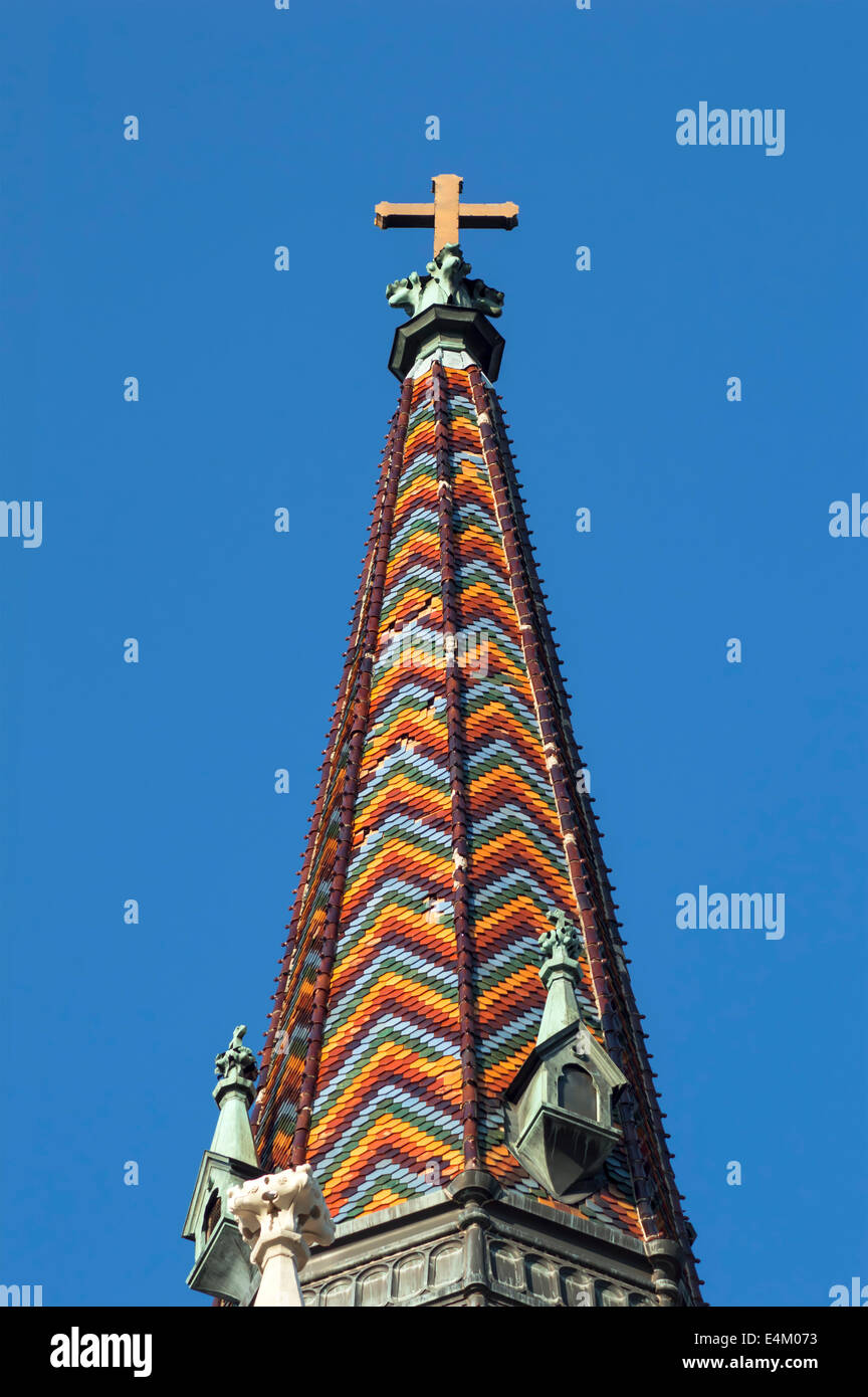 Goldenes Kreuz Kirche Dach mit blauem Himmel Stockfoto