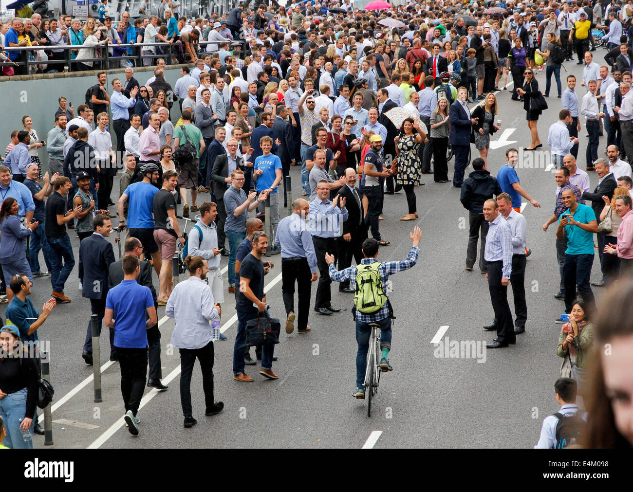 London, UK - 7. Juli 2014: gewöhnliche Radfahrer Beifall vom Publikum Stockfoto
