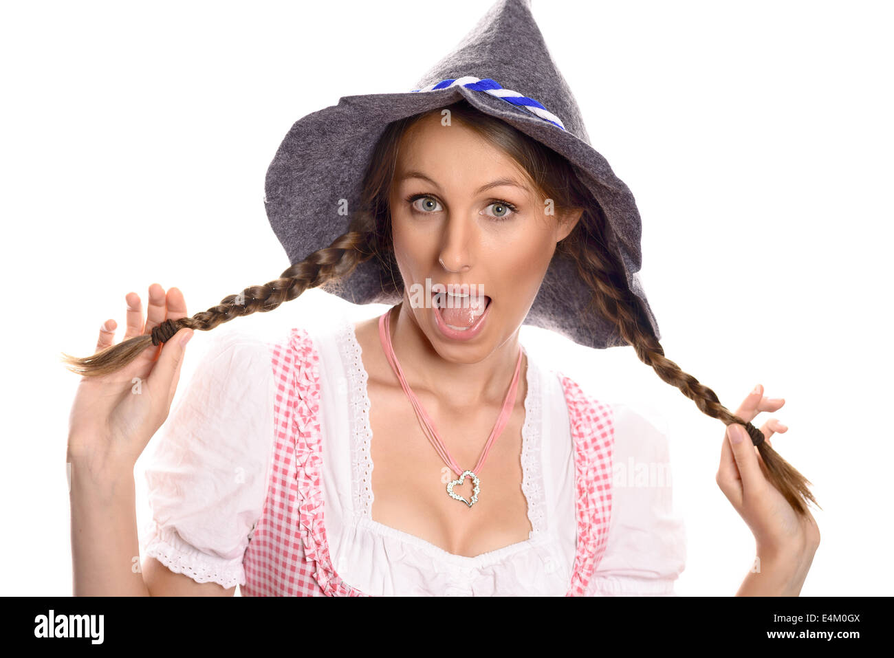 Attraktive Frau in einem traditionellen deutschen und bayerischen Dirndl und rustikalen Partyhut Stockfoto