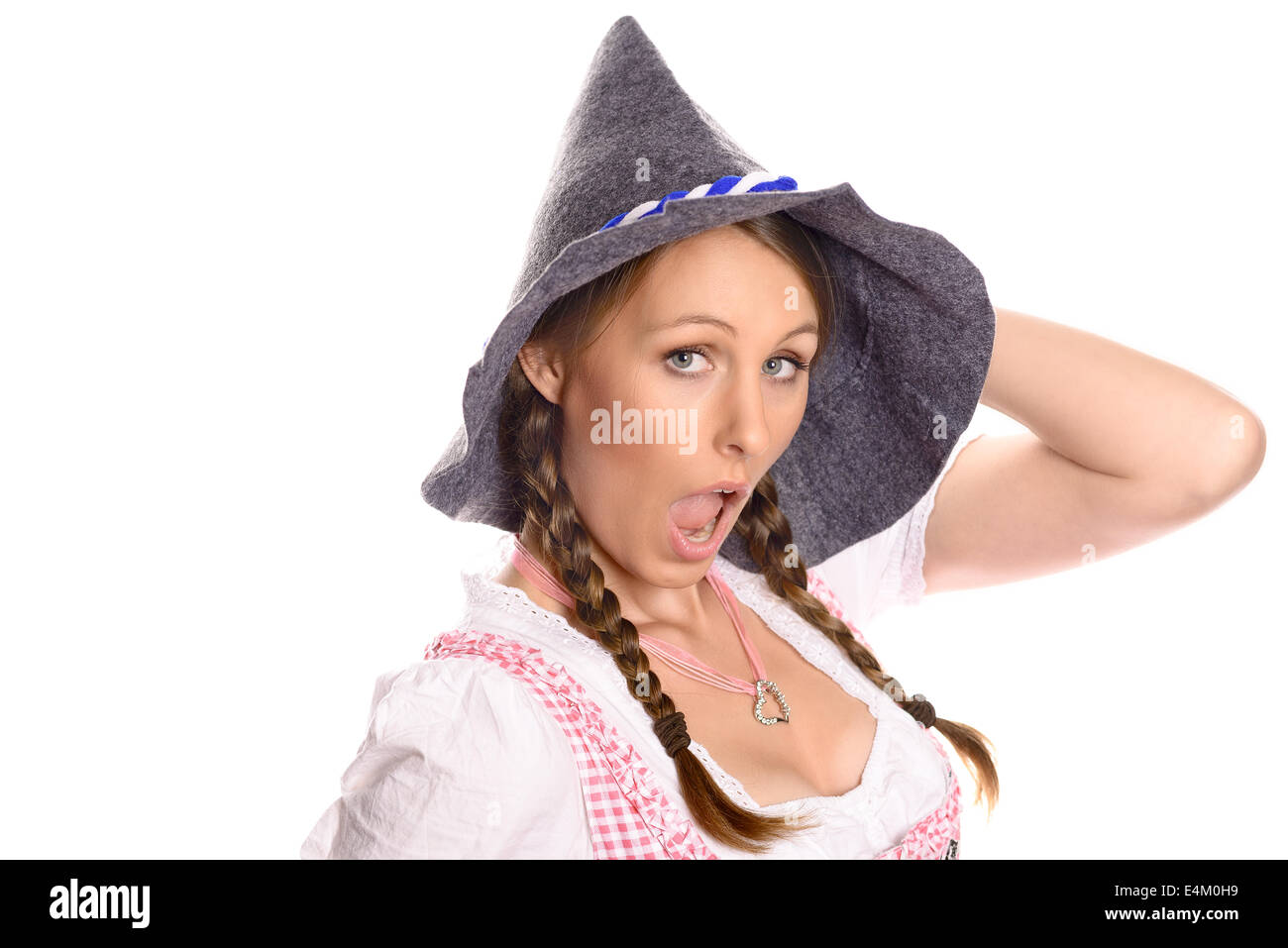 Attraktive Frau in einem traditionellen deutschen und bayerischen Dirndl und rustikalen Partyhut Stockfoto