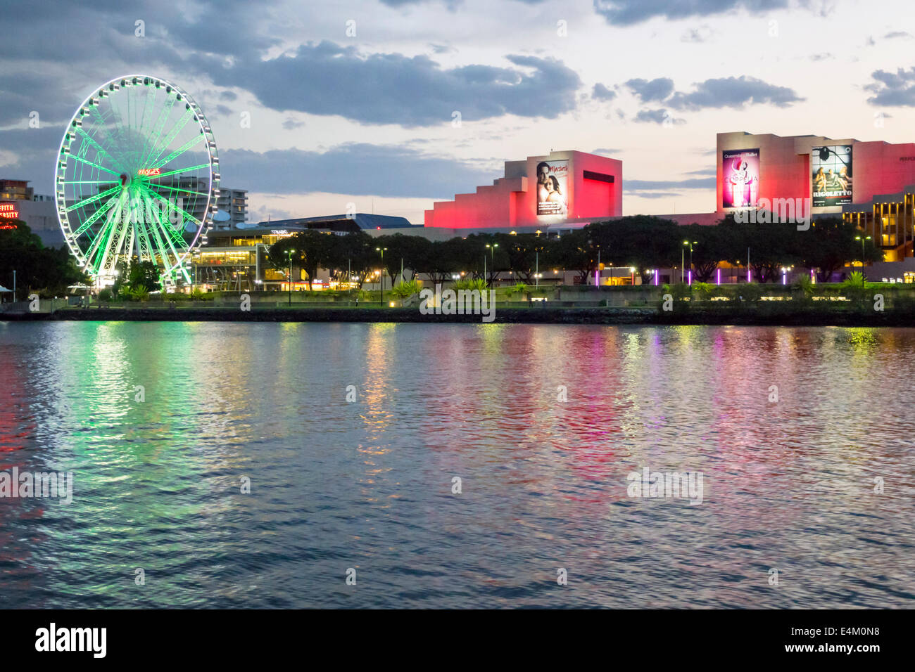 Brisbane Australien, Southbank, das Brisbane Wheel, Ferris, Brisbane River, Queensland Performing Arts Center, Zentrum, Abenddämmerung, Nacht, AU140316179 Stockfoto