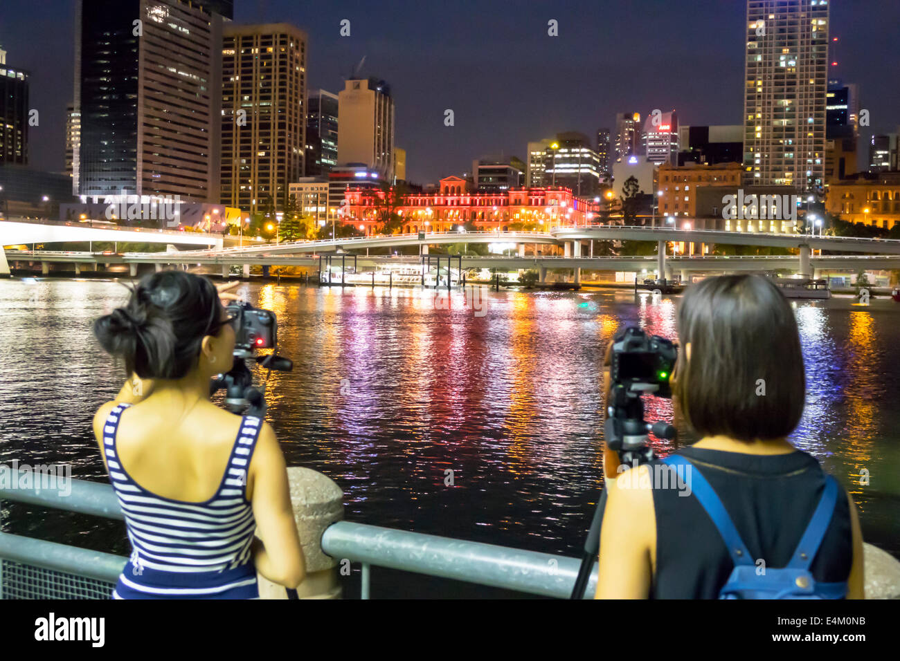 Brisbane Australien CBD, Skyline der Stadt, Wolkenkratzer, Gebäude, Nachtabend, Southbank, asiatische Frauen, Fotografin, Stativ, Aufnahme, AU140316187 Stockfoto