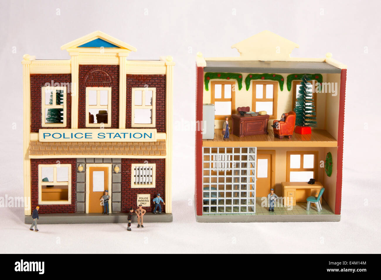Innen- und Außenansichten der Polizeistation Modell mit Miniatur-Menschen. Stockfoto