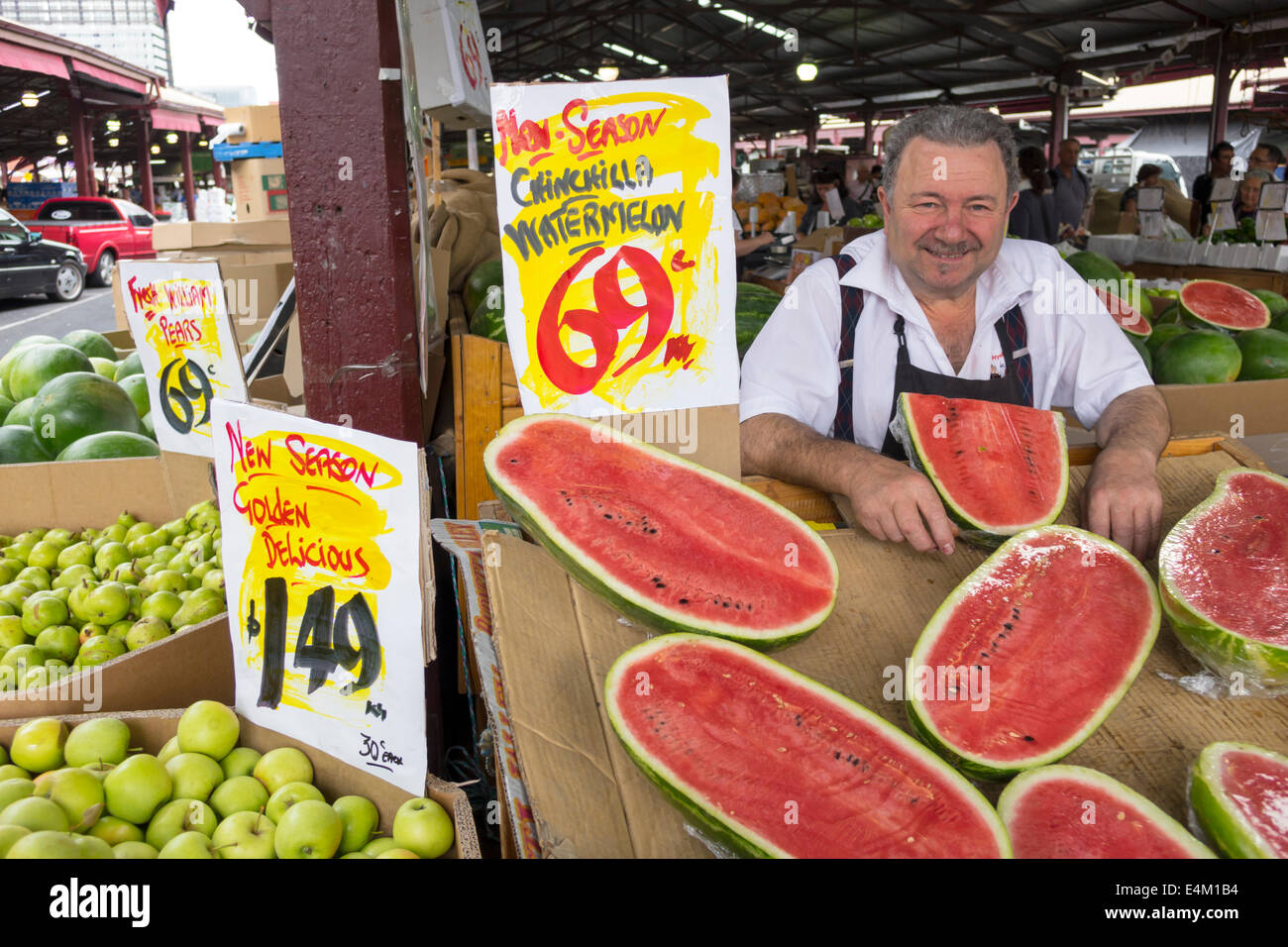 Melbourne Australien, Queen Victoria Market, Verkäufer Stand Stand Markt Markt, Verkauf Display produzieren Wassermelonen Äpfel Mann männlich Zeichen Preise Stockfoto
