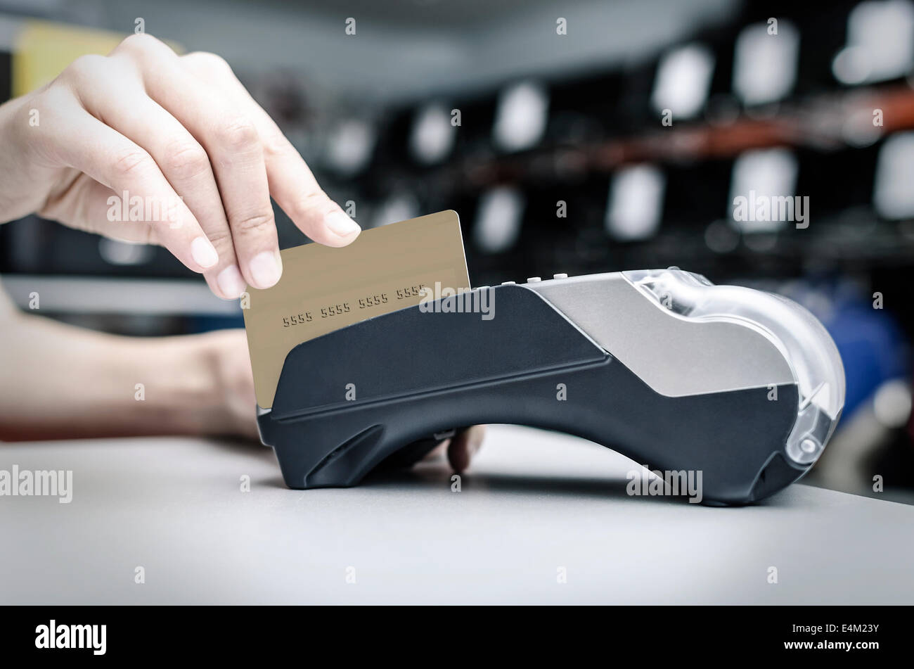 Hand, die Bankkarte terminal und Kunststoff Stockfoto