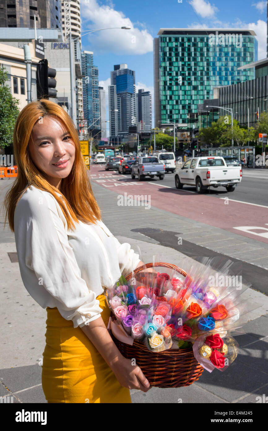 Melbourne Australien, Southbank, Queensbridge Street, asiatische Frau weibliche Frauen, Korb, Rosen, Blumen, Verkauf, Verkauf, Job, Arbeit, Arbeit, AU140318085 Stockfoto