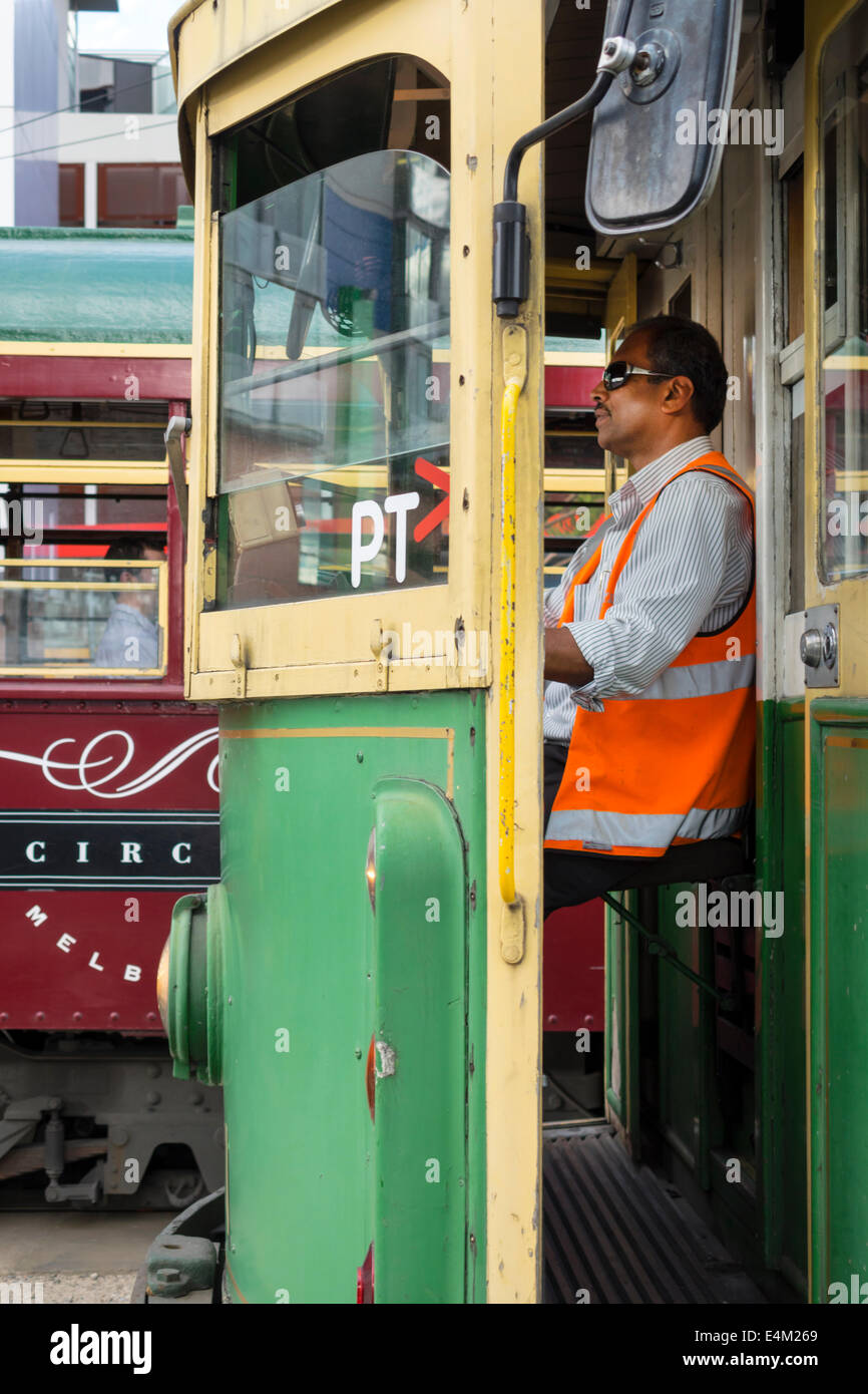 Melbourne Australien, Docklands Drive, Yarra Trams, Straßenbahn, Trolley, Straßenbahn, City Circle Highway Route, asiatischer Mann, Mann, Fahrer, Ingenieur, Angestellte Stockfoto