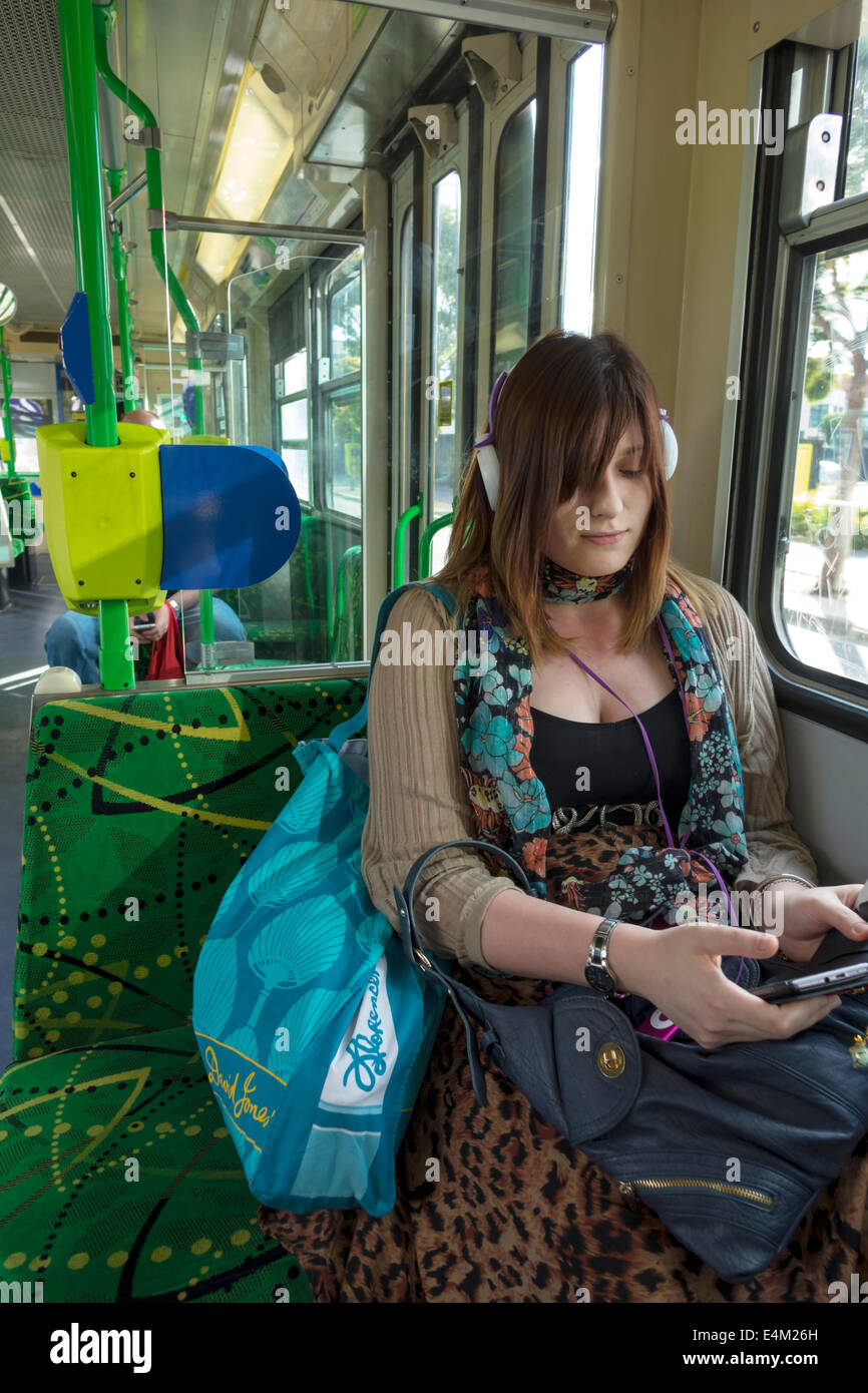 Melbourne Australien, Yarra Trams, Straßenbahn, Trolley, Straßenbahn, Fahrgastfahrer, Fahrer, weibliche Frauen, gut gekleidet, attraktiv, Kopfhörer, sitzen Stockfoto