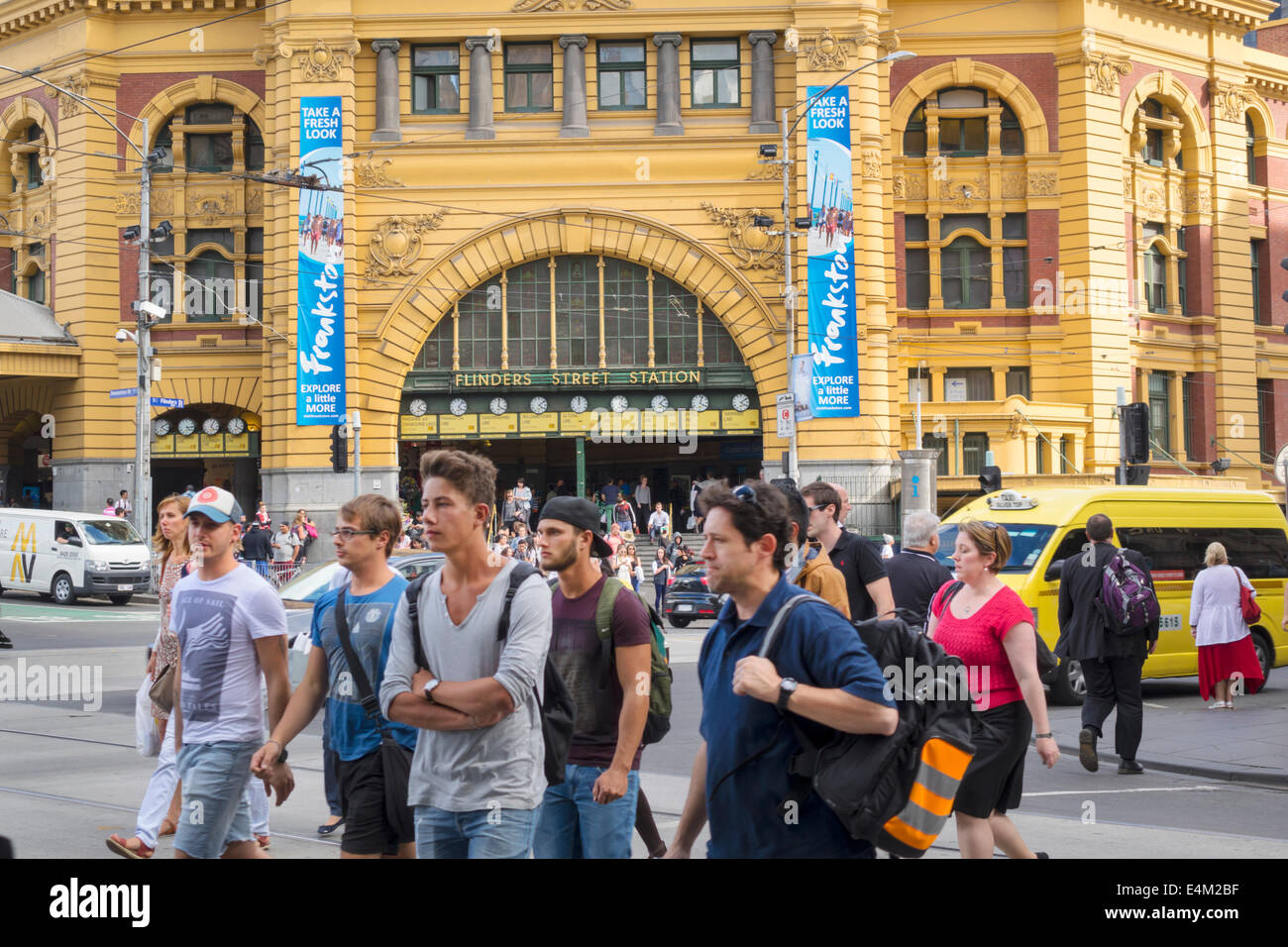 Melbourne Australien, Flinders Street Station, Metro Trains Rail Network, Zug, Kreuzung überqueren, Mann Männer männlich, Frau weibliche Frauen, vorne, Eingang, gebaut Stockfoto