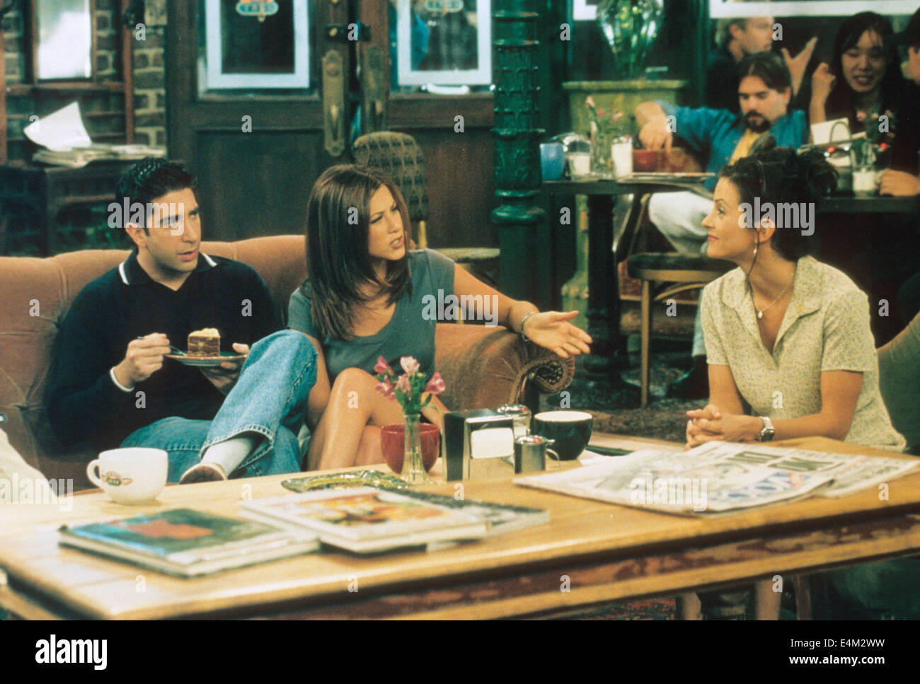 Freunde uns Warner Bros Fernsehreihe mit sitzend von links: David Schwimmer, Jennifer Aniston, Courtney Cox Stockfoto