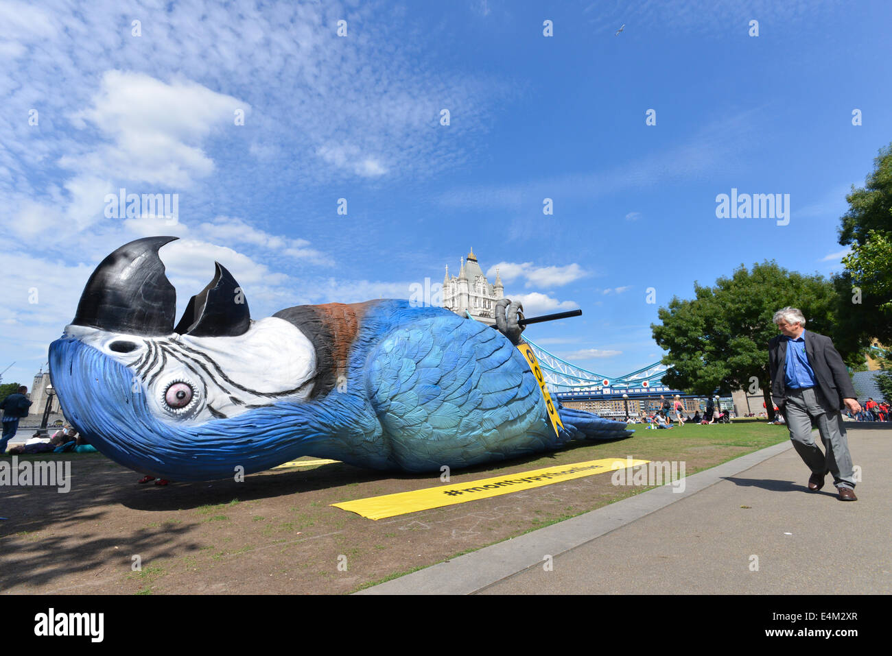Rathaus, Queens Walk, London, UK. 14. Juli 2014. Eine sehr große Tote Parrott liegt auf dem Rasen in der Nähe von Rathaus, die Ausstrahlung der letzten Monty Python Live Performance zu fördern, die am 20. Juli im Gold Fernsehen gezeigt werden. Bildnachweis: Matthew Chattle/Alamy Live-Nachrichten Stockfoto