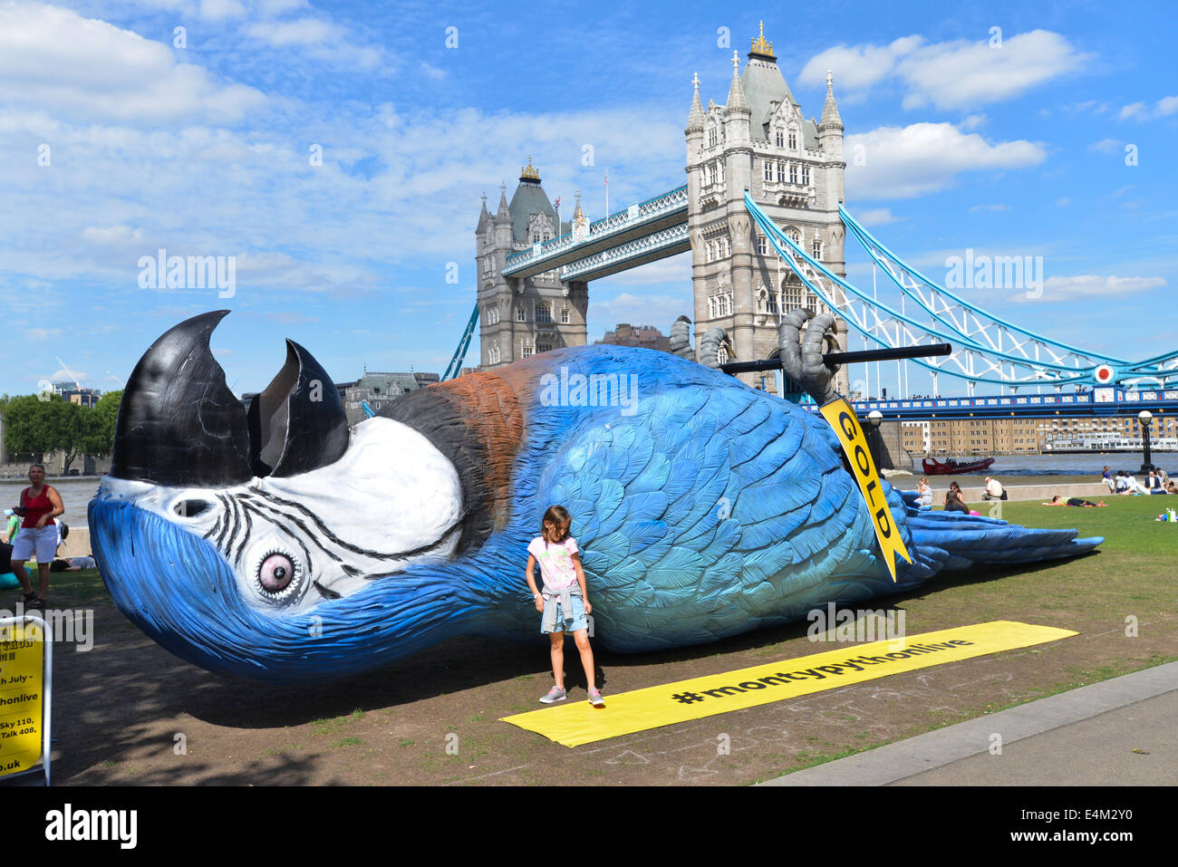 Rathaus, Queens Walk, London, UK. 14. Juli 2014. Eine sehr große Tote Parrott liegt auf dem Rasen in der Nähe von Rathaus, die Ausstrahlung der letzten Monty Python Live Performance zu fördern, die am 20. Juli im Gold Fernsehen gezeigt werden. Bildnachweis: Matthew Chattle/Alamy Live-Nachrichten Stockfoto
