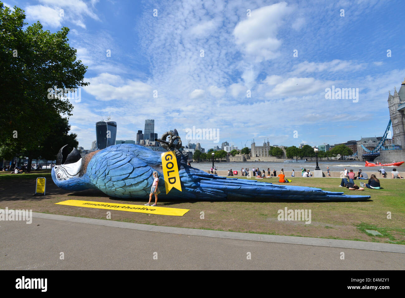 Rathaus, Queens Walk, London, UK. 14. Juli 2014. Eine sehr große Tote Parrott liegt auf dem Rasen in der Nähe von Rathaus, die Ausstrahlung der letzten Monty Python Live Performance zu fördern, die am 20. Juli im Gold Fernsehen gezeigt werden. Bildnachweis: Matthew Chattle/Alamy Live-Nachrichten Stockfoto