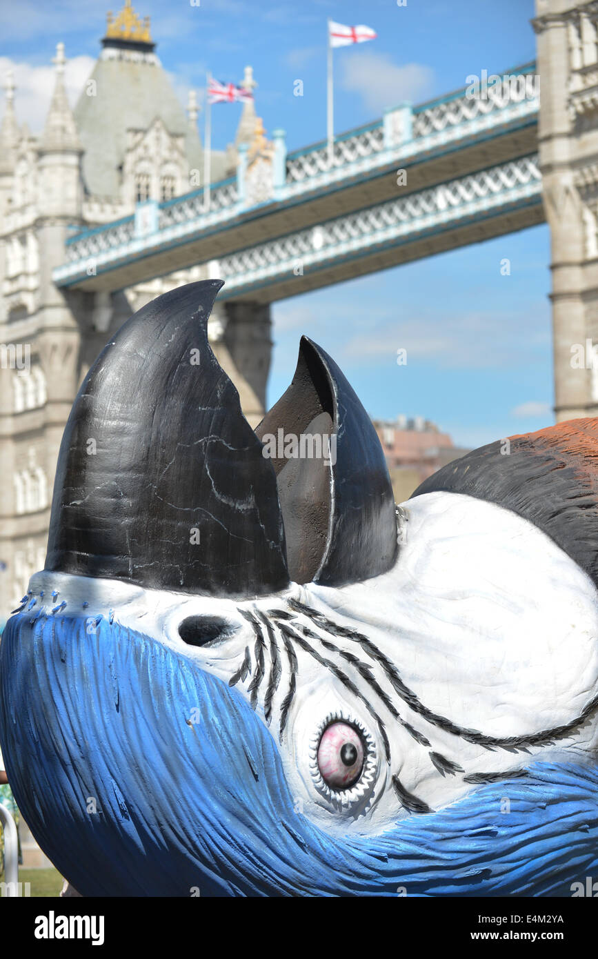 Rathaus, Queens Walk, London, UK. 14. Juli 2014. Eine sehr große Tote Parrott liegt auf dem Rasen in der Nähe von Rathaus, die Ausstrahlung der letzten Monty Python Live Performance zu fördern, die am 20. Juli im Gold Fernsehen gezeigt werden. Bildnachweis: Matthew Chattle/Alamy Live-Nachrichten Stockfoto