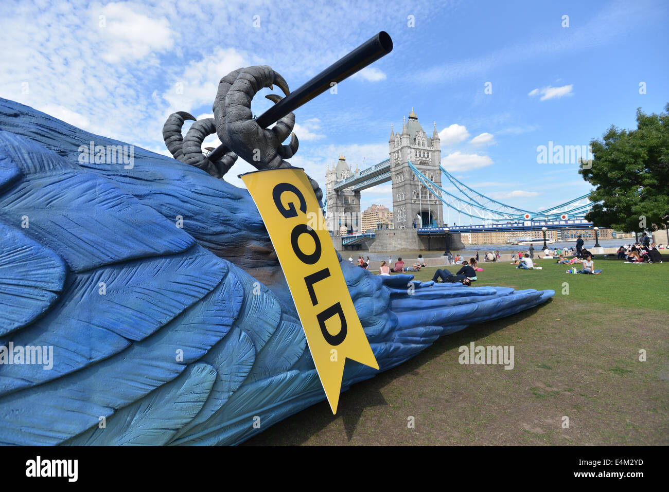 Rathaus, Queens Walk, London, UK. 14. Juli 2014. Eine sehr große Tote Parrott liegt auf dem Rasen in der Nähe von Rathaus, die Ausstrahlung der letzten Monty Python Live Performance zu fördern, die am 20. Juli im Gold Fernsehen gezeigt werden. Bildnachweis: Matthew Chattle/Alamy Live-Nachrichten Stockfoto