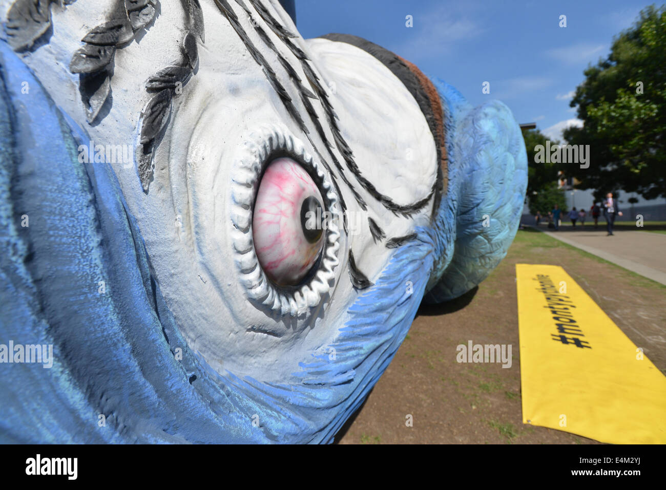 Rathaus, Queens Walk, London, UK. 14. Juli 2014. Eine sehr große Tote Parrott liegt auf dem Rasen in der Nähe von Rathaus, die Ausstrahlung der letzten Monty Python Live Performance zu fördern, die am 20. Juli im Gold Fernsehen gezeigt werden. Bildnachweis: Matthew Chattle/Alamy Live-Nachrichten Stockfoto