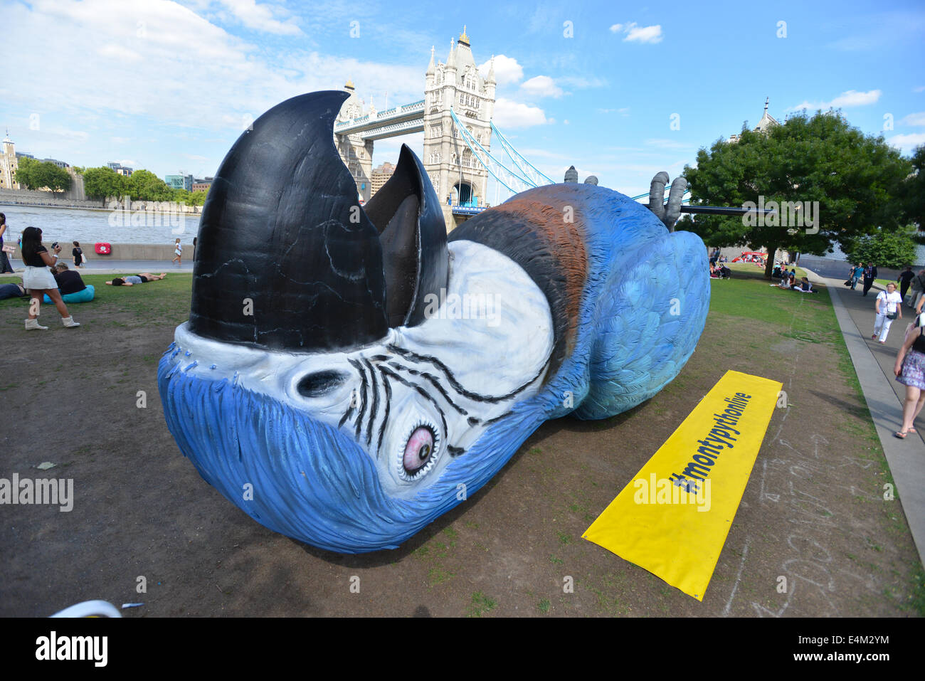 Rathaus, Queens Walk, London, UK. 14. Juli 2014. Eine sehr große Tote Parrott liegt auf dem Rasen in der Nähe von Rathaus, die Ausstrahlung der letzten Monty Python Live Performance zu fördern, die am 20. Juli im Gold Fernsehen gezeigt werden. Bildnachweis: Matthew Chattle/Alamy Live-Nachrichten Stockfoto